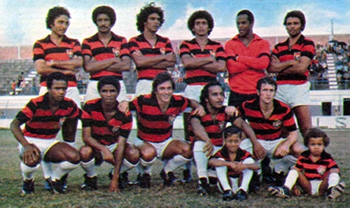 Vitória em 1973 em foto enviada ao site por Walter Peres publicada pela revista Manchete. Os últimos dois em pé são Aguinaldo Moreira e Dutra. O penúltimo agachado é André Catimba.