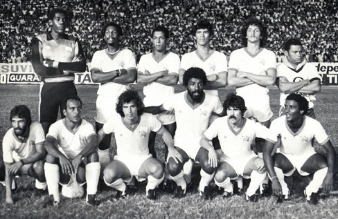 O Náutico em 18 de novembro de 1981 posando para foto no estádio do Arruda, no Recife, quando o Timbu empatou em 0 a 0 com o Sport. Em pé, da esquerda para a direita: Jairo, João Carlos, Alberis, Lourival e Douglas. Agachados: Wilton (ex-Flu), André Catimba, Nelson Borges, Mauro Madureira, Carlos Alberto Rocha e Florêncio