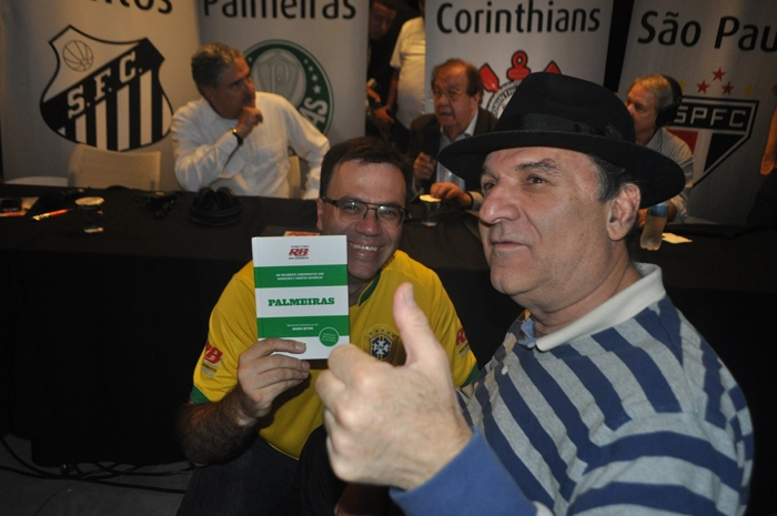 No dia 5 de maio de 2012, grandes personalidades do futebol e da mídia se encontraram no Museu do Futebol, em São Paulo, para comemorar o aniversário de 75 anos da Rádio Bandeirantes. Dois grandes craques reunidos: Mauro Beting e Osmar Santos. Foto: Ednilson Valia/Portal TT