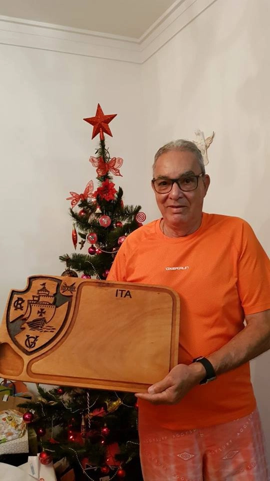 Em 25 de dezembro de 2017, sempre vascaíno, com este presente que ganhou no Natal, entalhado na madeira, o distintivo cruzmaltino. Foto: arquivo pessoal de Ita
