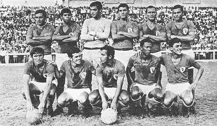 André Catimba, em início de carreira, posando como centroavante do Galícia de Salvador, em 1970. Catimba é o terceiro agachado, apoiado na bola. Foto: Reprodução Revista Placar, enviada por Walter Roberto Peres