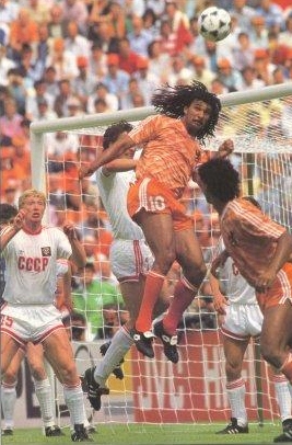 Gullit foi um dos jogadores mais completos da história do futebol mundial. O mesmo talento desempenhado para fazer gols era utilizado também na defesa. Foto: Attackingsoccer.com 