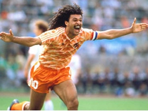 Gullit levantou taças em todos os clubes que atuou, incluindo a Seleção Nacional da Holanda; Foto: musicadogol.blogspot.com