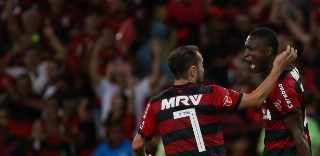 Dorival se recusa a jogar toalha e diz que Flamengo está "vivo e inteiro"