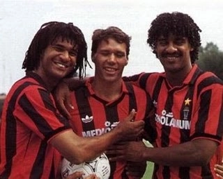 Ao lado dos compatriotas Van Basten e Frank Rijkaard. Foto: World Famous People Blogspot
