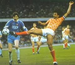 Com a camisa da Seleção Nacional da Holanda. Foto: World Famous People Blogspot