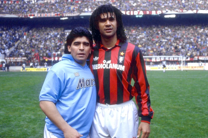 Maradona e Gullit, antes de mais um duelo entre Napoli e Milan. Foto: Reprodução/In My Ear 
