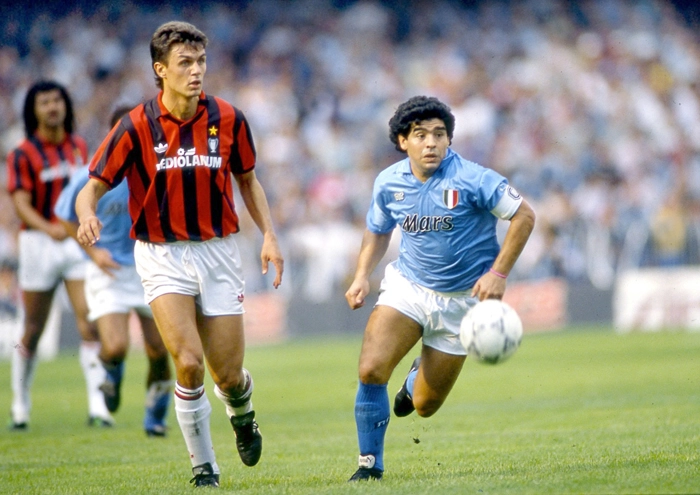 Na imagem, de uma partida entre Napoli e Milan, aparece também, atrás, o holandês Gullit. Foto: Reprodução/In My Ear 