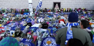 Torcedores do Leicester prestam homenagens após acidente de helicóptero