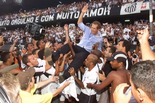 Emerson Leão, em 2002, na conquista do título do Brasileirão com o Santos. Foto: reprodução