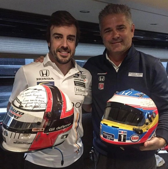 Em 29 de maio de 2017, Fernando Alonso e Gil de Ferran trocaram capacetes. O brasileiro orientou o espanhol nas 500 Milhas de Indianápolis daquele ano. Foto: Instagram de Fernando Alonso