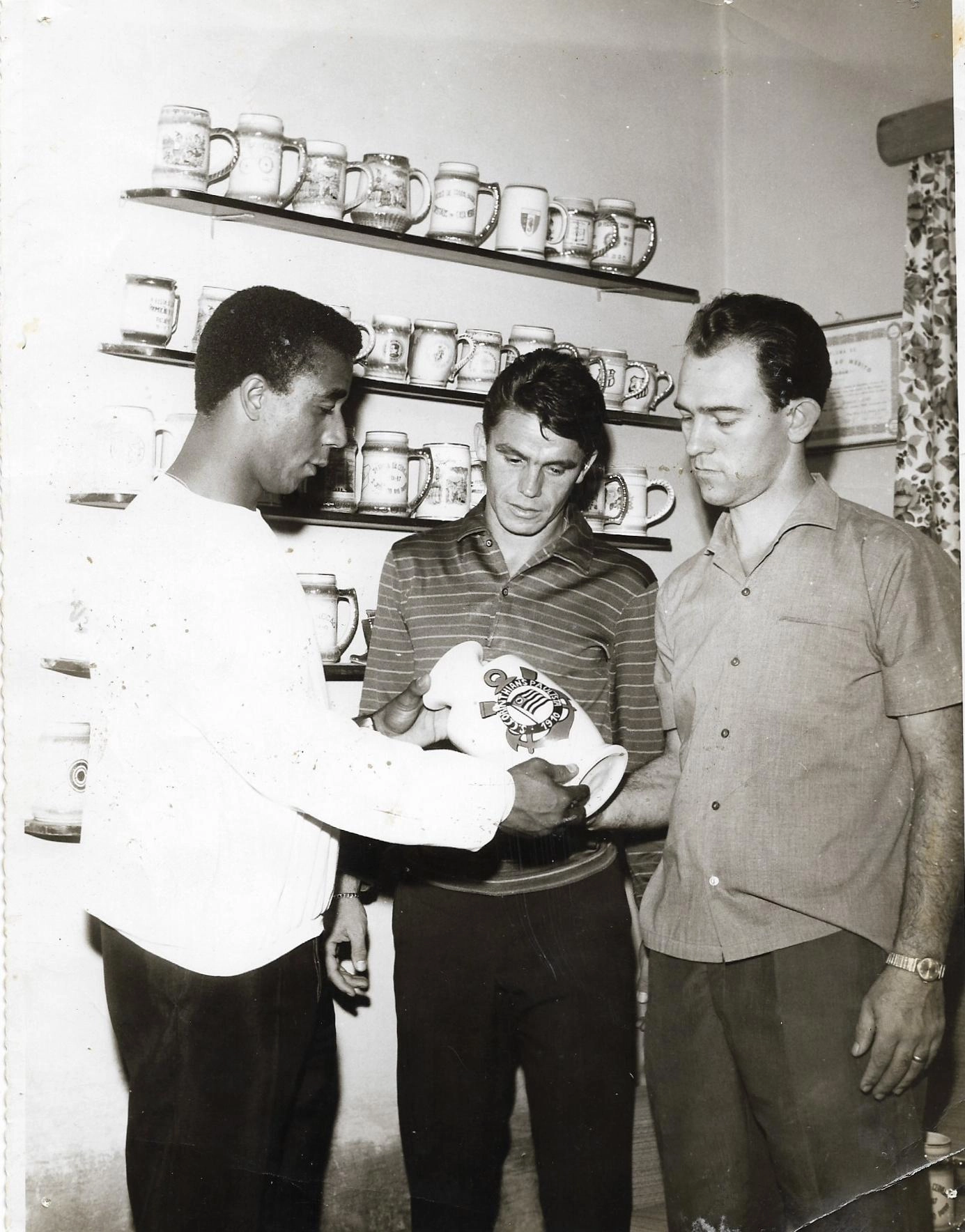 Flavio Minuano, Osvaldo Cunha e Toninho Ganzarolli na São Joaquim Porcelanas. Foto: arquivo pessoal de Toninho Ganzarolli