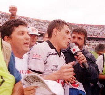 Gamarra concede entrevista ao jornalista e cartola Osvaldo Pascoal, então na Bandeirantes, após a conquista do título brasileiro de 1998 pelo Corinthians
