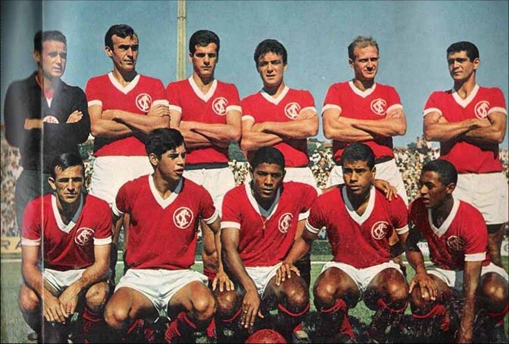 Time do Internacional no torneio Robertão de 1967. A equipe gaúcha conquistou um feito marcante neste ano, vencendo o Corinthians no Pacaembu por 1 a 0 (gol de Lambari aos 13 minutos do primeiro tempo). A equipe, ao chegar a Porto Alegre, foi recebida com festa pelos colorados e desfilou em carro de bombeiros pelas ruas da capital gaúcha. Em pé, da esquerda para a direita: Gainete, Sadi, Scala, Luiz Carlos, Élton e Lauricio. Agachados: Carlitos, Bráulio, Sérgio Galocha, Lambari e Dorinho. Crédito: reliquiasdofutebol.blogspot.com.br