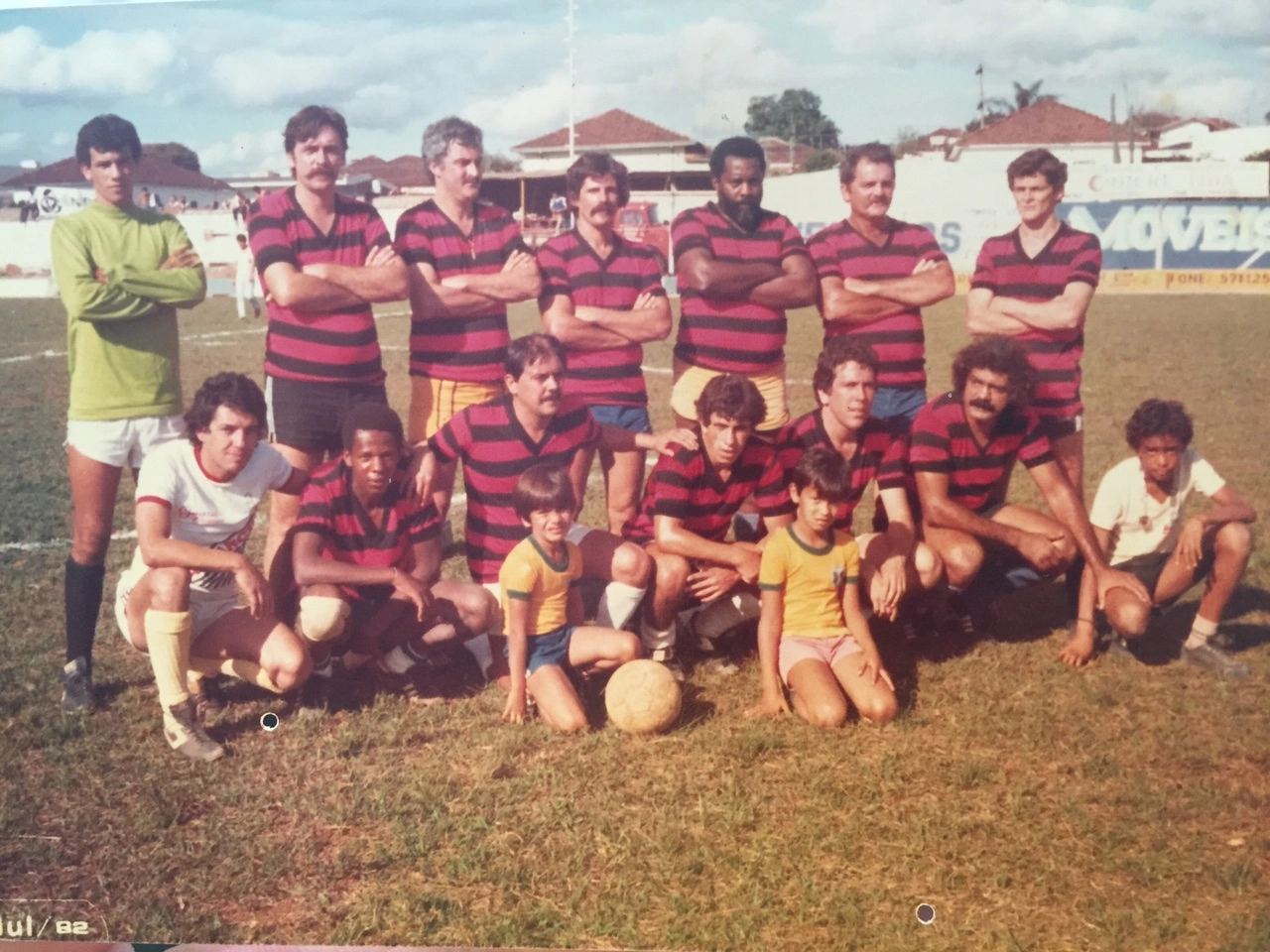 Amistoso em Muzambinho com a presença de César Maluco. Em pé, da esquerda para a direita, o terceiro é Nicolau, seguido por Fernando Amore, Camila e Mixirica. Agachados, o primeiro (de camisa branca) é Maé, o terceiro é Tente, depois estão Ratinho, Silas (irmão de Esquilo) e César Maluco. O gandula da esquerda, de camisa amarela, é Mauro Beting, que foi levado a Muzambinho por César Maluco. Jogo no Estádio Professor Antônio Milhão