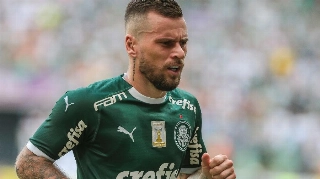 Lucas Lima, meia do Palmeiras, em ação no clássico contra o Corinthians
