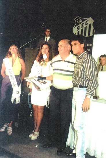 Ídolos do presente, em 1993, entregavam homenagens aos ex-jogadores que conquistaram o bicampeonato mundial: posando para a foto, Pepe, com o troféu na mão, e Sérgio Manoel. Milton Neves, no canto direito da foto, observa tudo.