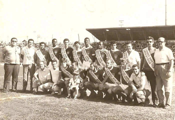 O Noroeste, campeão paulista da 1ª Divisão, em 1970. Em pé, da esquerda para a direita: o quarto é Luisão (foi beque da Portuguesa),o goleiro Chiquinho, Odair, Nascimento, Romualdo, Marco Antonio, o presidente Cláudio Amantini e o técnico Muca (que ganhou um relógio Rolex do presidente Amantini pelo título). Agachados: o terceiro é Odair Cologna. E na sequência: Márcio Maggiora, Fedato, Foguinho e Mário Augusto. O último é o professor Gualberto, preparador físico. Foto enviada por Zancopé Simões