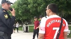 Torcedor com camisa de Mkhitaryan é abordado pela polícia no Azerbaijão