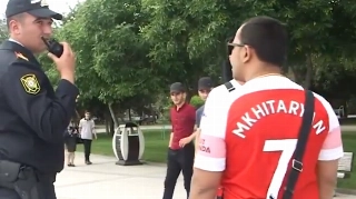Policial aborda torcedor com a camisa de Mkhitaryan em Baku