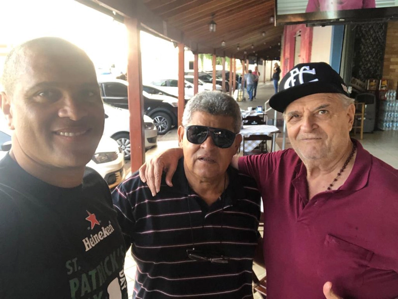 Encontro de amigos em Ribeirão Preto, o primeiro é Osni, o do meio é Lindóia e o terceiro é Tomires