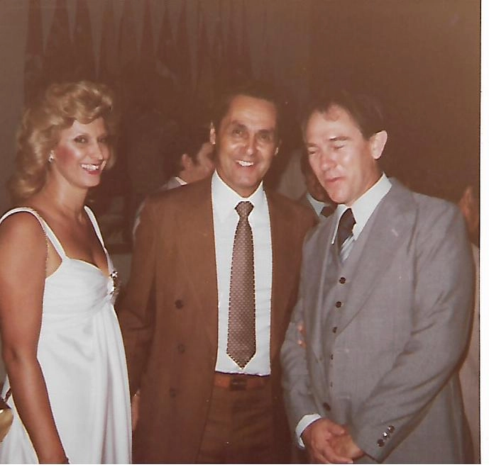 O casal Raquel e Gylmar dos Santos Neves e o empresário Toninho Ganzarolli na festa de aniversário do Corinthians em 1979. Foto: arquivo pessoal de Toninho Ganzarolli 