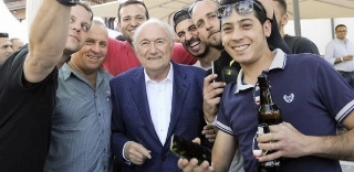 Blatter diz a jornal suíço que não renunciou à presidência da Fifa