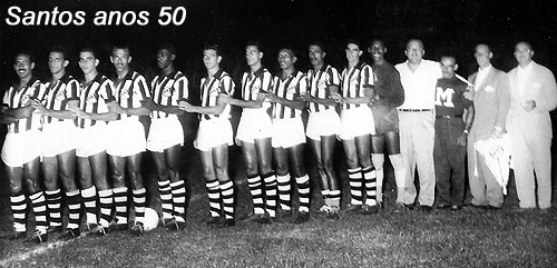 Veja uma formação do Santos de 1956. Da esquerda para a direita: Tite, Feijó, Pagão, Jair Rosa Pinto, Dorval, Del Vecchio, Urubatão, Ivan, Hélvio Piteira, Ramiro, Manga, Lula, massagista Macedo, um dirigente não identificado e Reynaldo Ardito.

