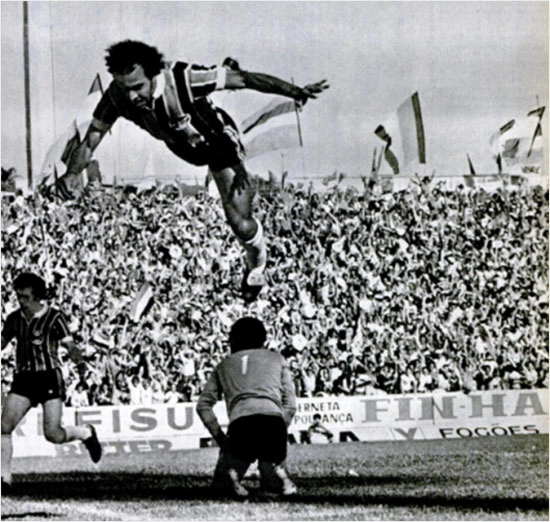 Em 25 de outubro de 1977, comemorando com uma desastrosa cambalhota o gol que deu o título gaúcho diante do Inter no Estádio Olímpico, em Porto Alegre. Foto: Revista Placar