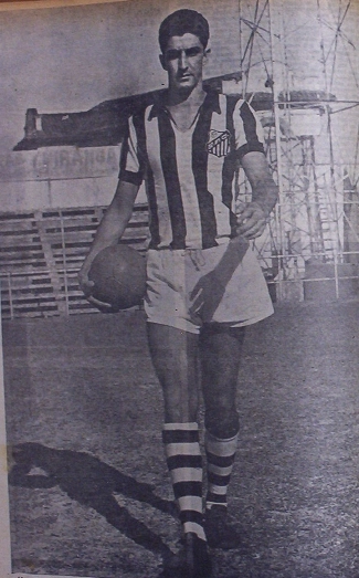 Veja Ramiro com a camisa do Alvinegro da Vila Belmiro, em 1957. Foto: Walter Peres
