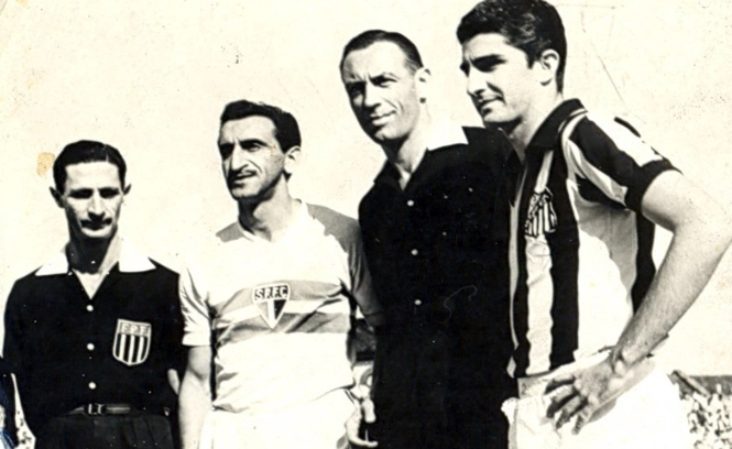 Na imagem, Alfredo Ramos (São Paulo) e Ramiro Valente (Santos) posam com os árbitros da partida. Foto: Site Oficial do São Paulo