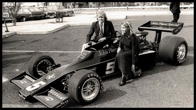 No lançamento da Lotus MKII 77, carro feito para a temporada de 1976 da F1. Peterson está ao lado de sua esposa, Barbro. Com este carro, Peterson disputou apenas o primeiro GP da temporada, do Brasil, em Interlagos. Acabou fazendo o restante da temporada pela March. Foto: Divulgação