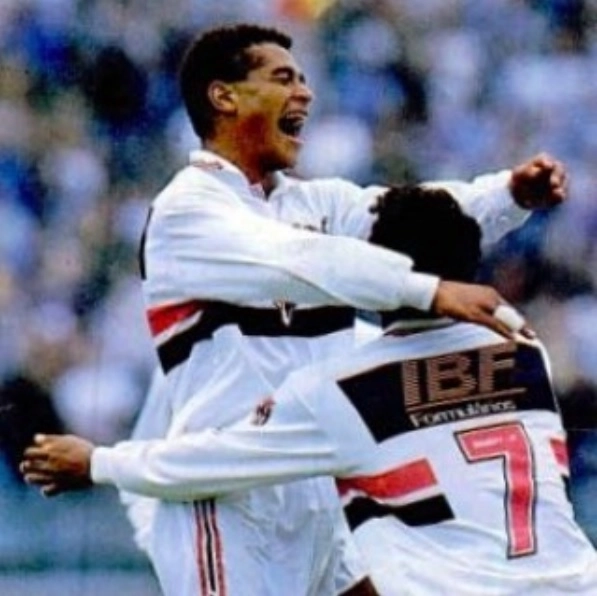 Nos anos 90, Cafu e Muller comemoram gol do Tricolor. (Foto: Reprodução - Instagram @Projetotoquio)