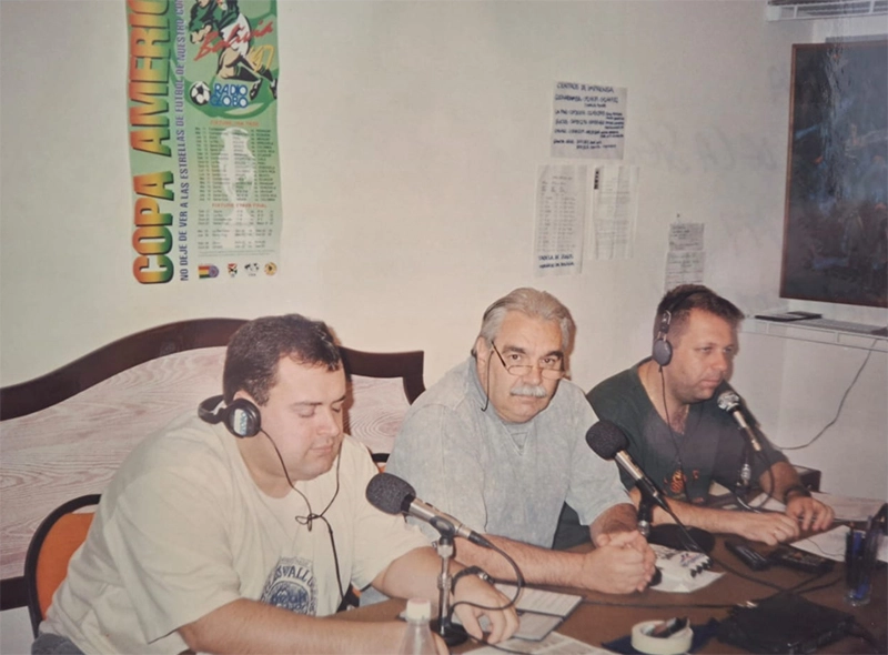 Paulo Soares, o Amigão, Paulo Roberto Martins, o Morsa, e José Calil, durante a cobertura da Copa Améroca-97 pela Rádio Globo. Foto: Arquivo pessoal de José Calil