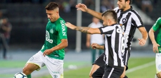 Botafogo marca no fim, vira sobre a Chape com gols de substitutos de Roger