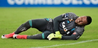 Lesionado, o goleiro Diego Alves está cada vez mais longe de voltar ao Flamengo