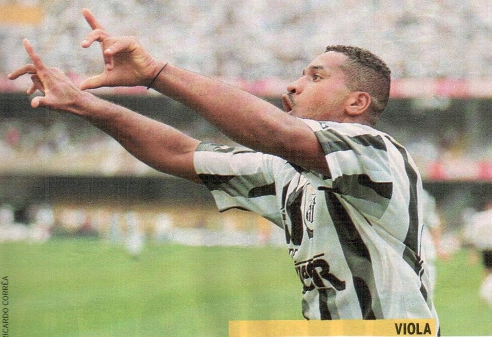 Em 27 de setembro de 1998, Viola marcou os dois gols da vitória do Santos sobre o Corinthians, no Morumbi. Foto: ASSOPHIS