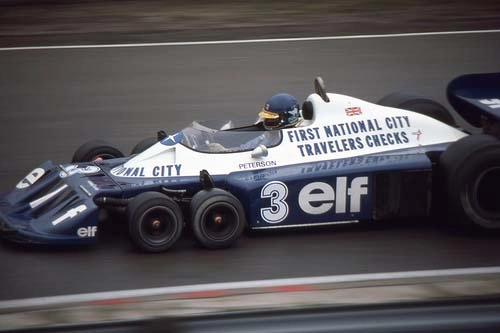 Em 1977. Inconfundíveis, o Tyrrell P34 de seis rodas e o capacete nas cores da bandeira da Suécia. O casco inteiramente azul e a aba amarela. A letra 