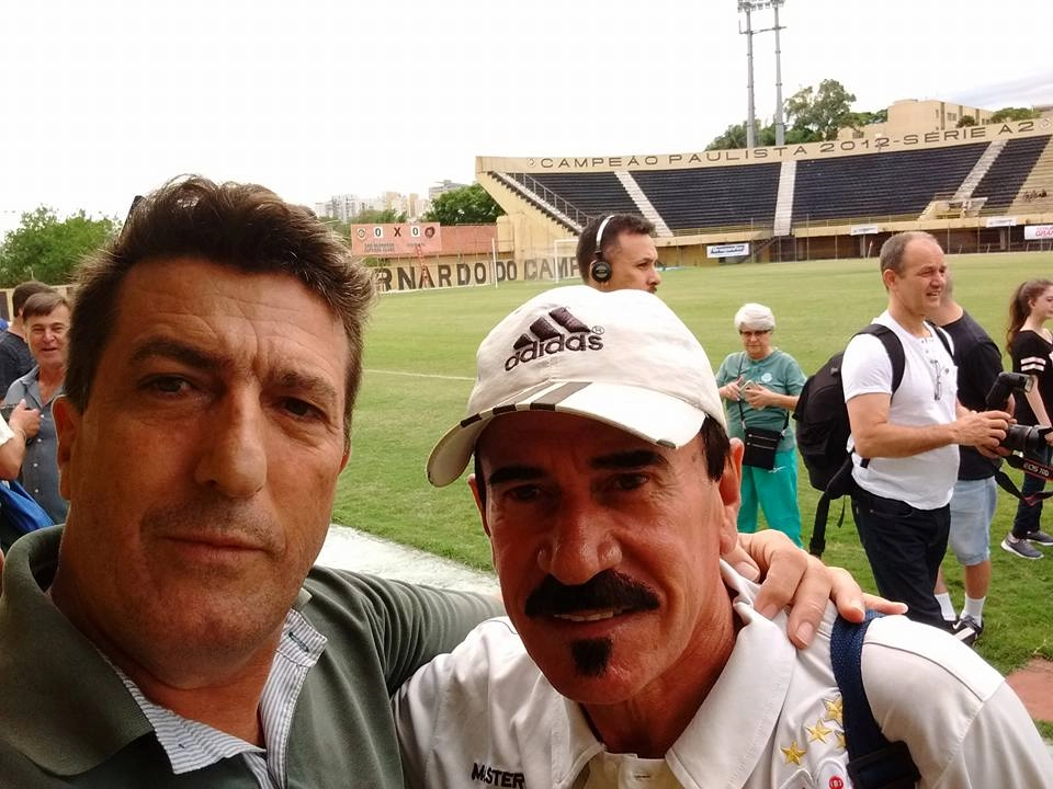 Em janeiro de 2018, Carlos Alberto Spina e Zenon, antes do jogo entre masters do Corinthians e Palmeiras, em São Bernardo-SP, no Estádio 1º de maio. Foto: arquivo pessoal de Carlos Alberto Spina