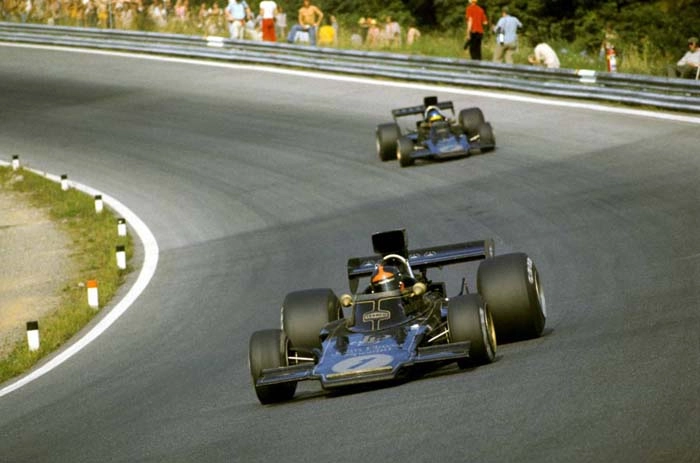 As duas lindas Lotus preta e dourada. Emerson Fittipaldi à frente, seguido por Ronnie Peterson. Foto: Divulgação