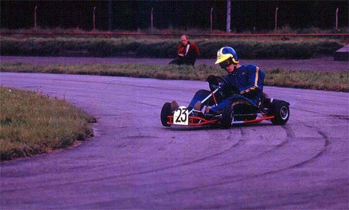 O começo no kart, já com o capacete azul e amarelo e no estilo 