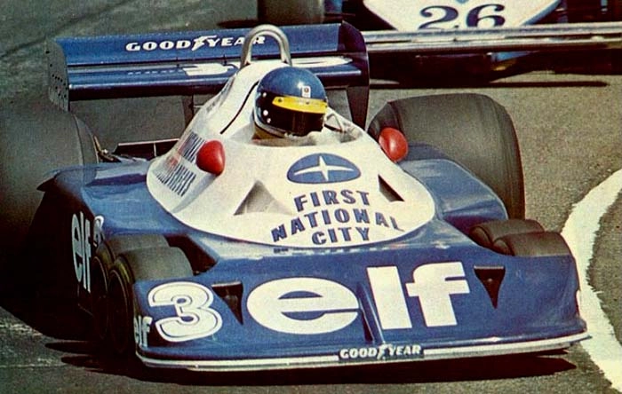 Não foi uma temporada fácil em 1977, mas poucos carros tiveram tanta mídia quanto a Tyrrell P34 de seis rodas. Na imagem, Ronnie Peterson aparece à frente da Ligier do francês Jacques Laffitte, no GP da Argentina, em Buenos Aires. Foto: Divulgação