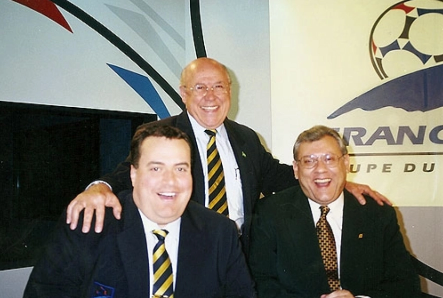 Estúdios do SBT na Copa da França em 1998, na capital Paris. Pela ordem, Paulo Soars, Orlando Duarte (ambos do SBT) e Milton Neves, que estava trabalhando pela TV Manchete e Rádio Jovem Pan