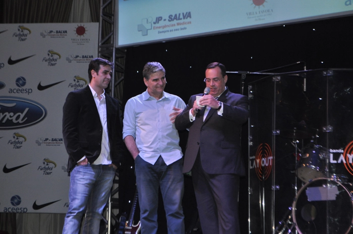 Em uma edição do Troféu Aceesp, realizado no Esporte Clube Sírio, os finalistas da categoria melhor apresentador de TV por assinatura subiram ao palco para receber os troféus: da esquerda para a direita, Alexandre Oliveira, da SporTV; João Carlos Albuquerque e Paulo Soares, da ESPN