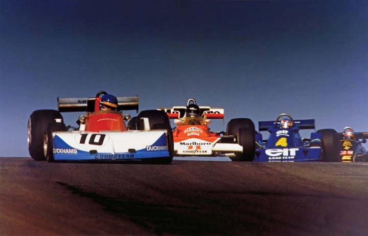 Uma das fotos mais lindas da história da Fórmula 1, com um céu azul deslumbrante. Em 1976, em um mesmo plano, durante o GP do Canadá, em Mosport, Ronnie Peterson puxa o pelotão com a March, seguido por James Hunt (McLaren), Patrick Depailler (Tyrrell) e Mario Andretti (Lotus). Foto: Foto: Allan De La Plante