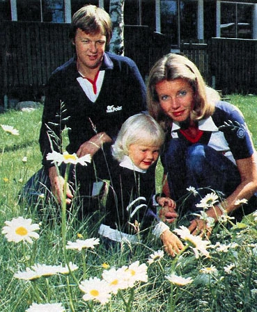 Ronnie, Barbro e a pequena Nina, única filha do casal Peterson, colhendo margaridas no jardim de casa. Foto: Divulgação