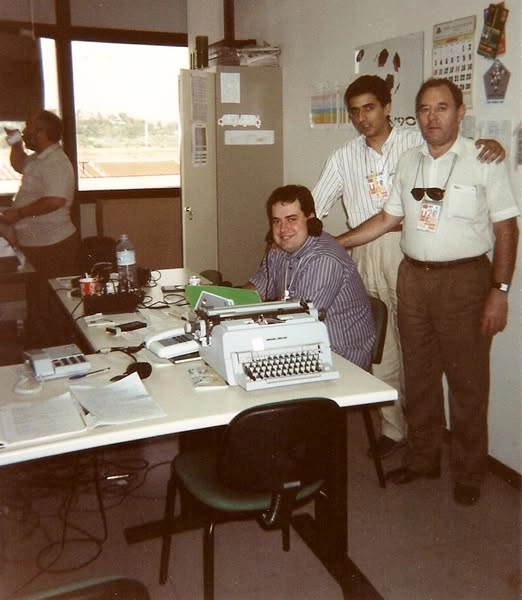 Na redação da Rádio Globo em Roma, durante a Copa da Itália de 1990, sentado aparece Paulo Soares, o 