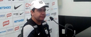 No Santos, em seu primeiro jogo no comando do time na Vila Belmiro, Enderson também mostrou sua "língua afiada" e se irritou e discutiu com o repórter