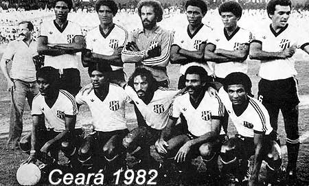 Em pé: jogador não identificado, Pedro Basílio, Lulinha, João Carlos, Alves e Bezerra. O terceiro agachado é Marciano, seguido por Nicácio e Ramon.
