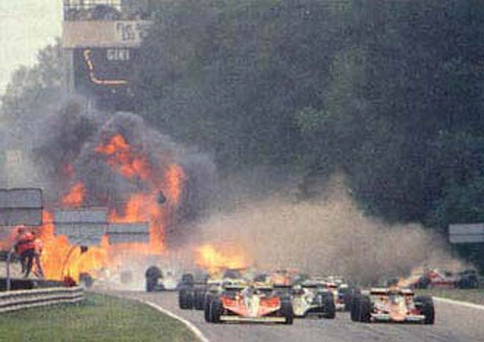 Dia 10 de setembro de 1978. O fogo está concentrado na Lotus de Ronnie Peterson, após ter sido atingido pela McLaren de James Hunt (que foi fechado por Riccardo Patrese, da Arrows). Um dia depois, já com a perna esquerda amputada, Peterson não resistiu a uma embolia e morreu, aos 34 anos. Foto: Divulgação